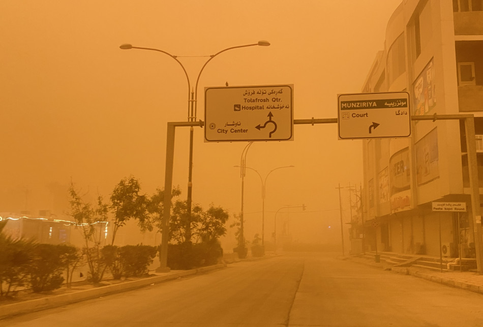 One of the streets of Khanaqin deserted due to the heavy dust storm.